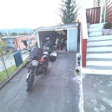 Kjellerleilighet I Fana Til Leie-Med Gratis Parkering Og Mange Kollektiv Reisemuligheter Bergen Buitenkant foto