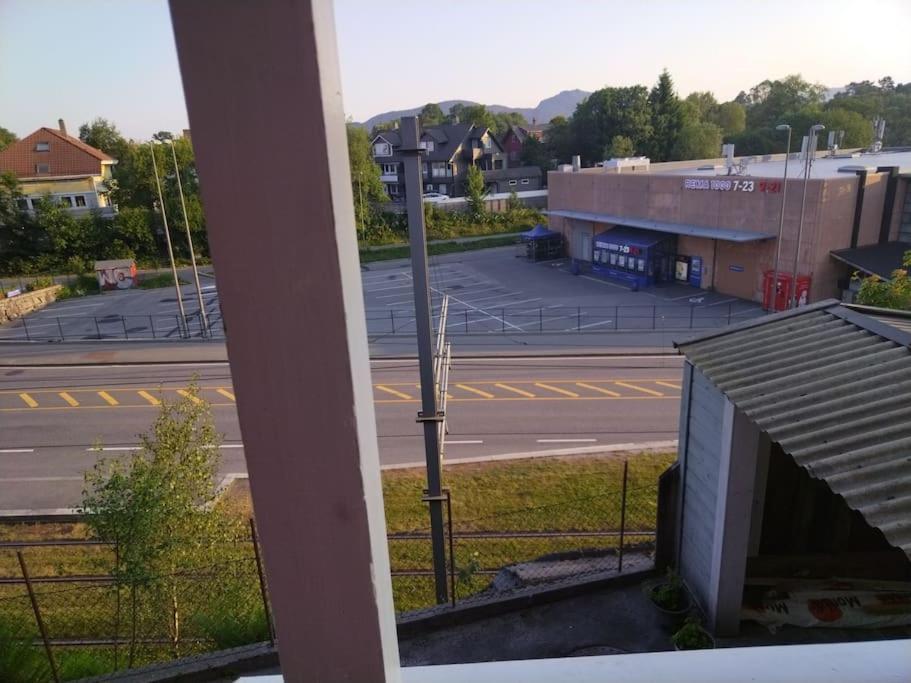 Kjellerleilighet I Fana Til Leie-Med Gratis Parkering Og Mange Kollektiv Reisemuligheter Bergen Buitenkant foto