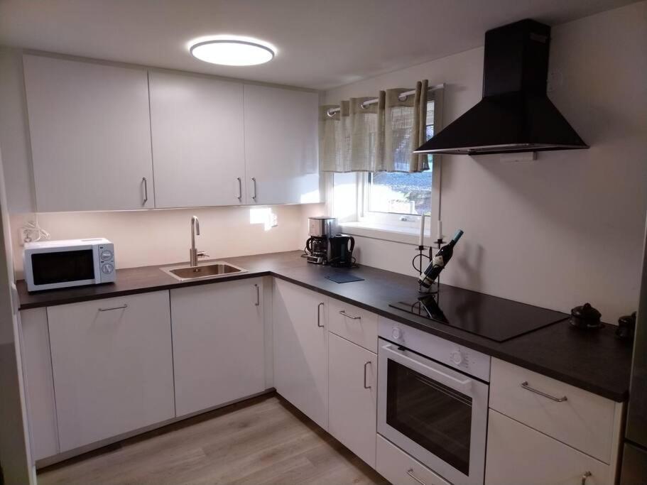 Kjellerleilighet I Fana Til Leie-Med Gratis Parkering Og Mange Kollektiv Reisemuligheter Bergen Buitenkant foto