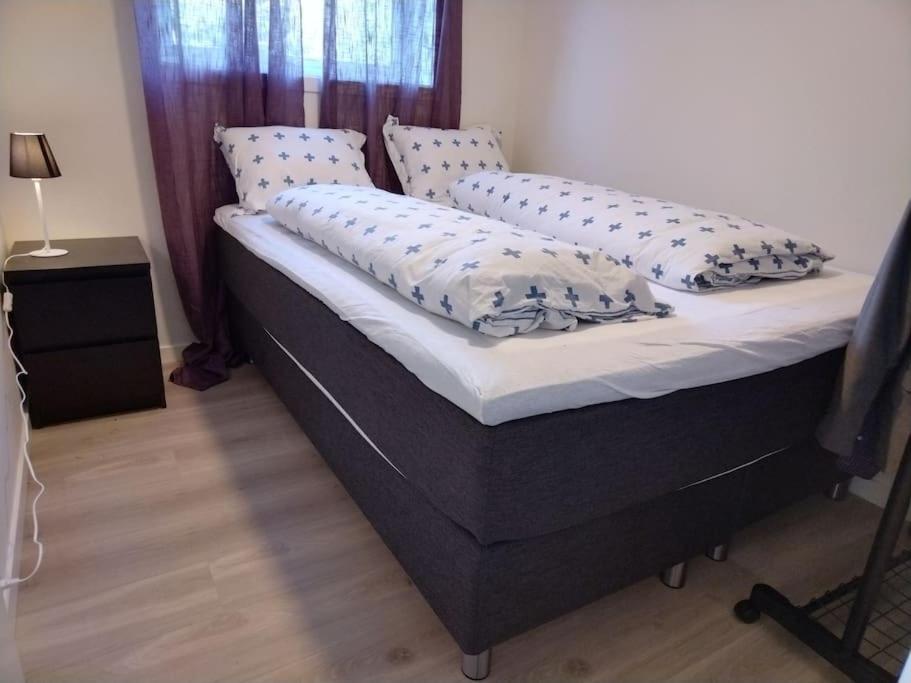 Kjellerleilighet I Fana Til Leie-Med Gratis Parkering Og Mange Kollektiv Reisemuligheter Bergen Buitenkant foto