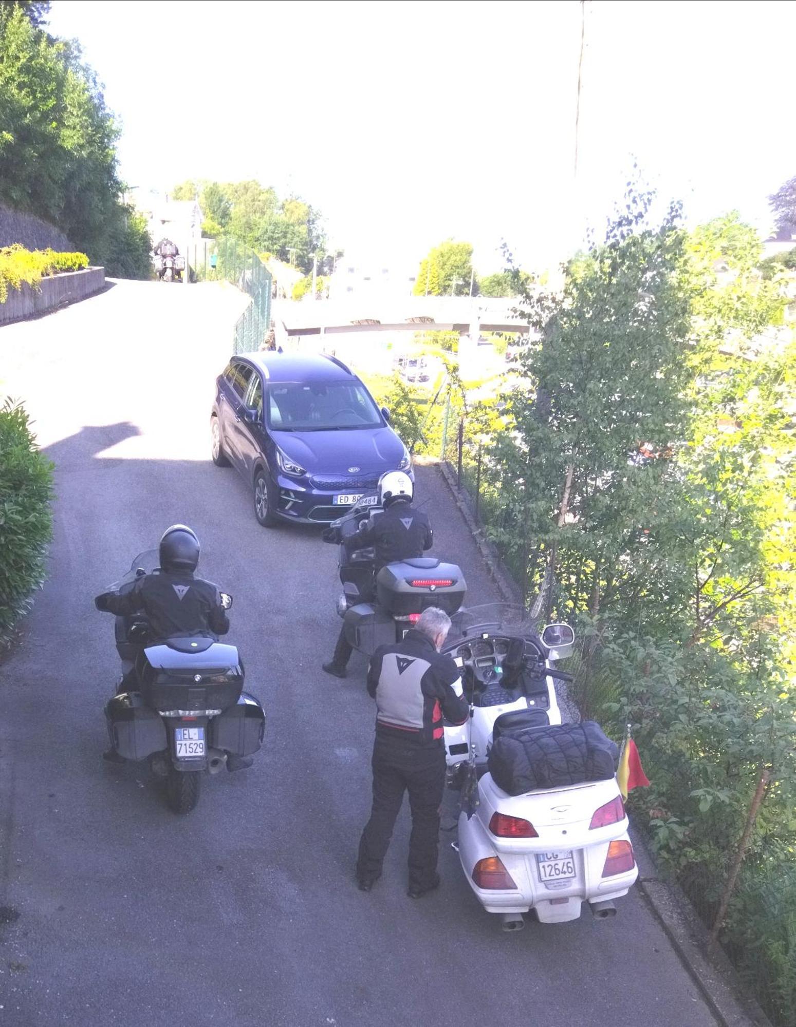 Kjellerleilighet I Fana Til Leie-Med Gratis Parkering Og Mange Kollektiv Reisemuligheter Bergen Buitenkant foto